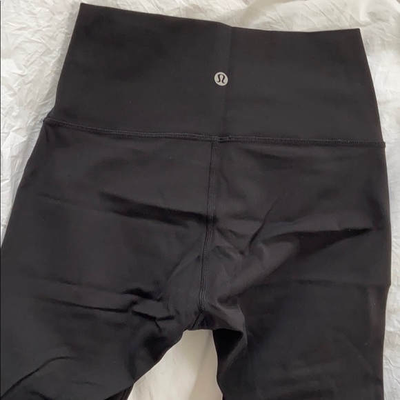 Lululemon size 4 cropped wunder unders - Picture 1 of 4